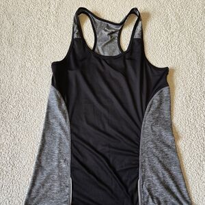 ❤️‍🔥❤️‍🔥❤️‍🔥Reebok Women's Black and Gray Tank Top